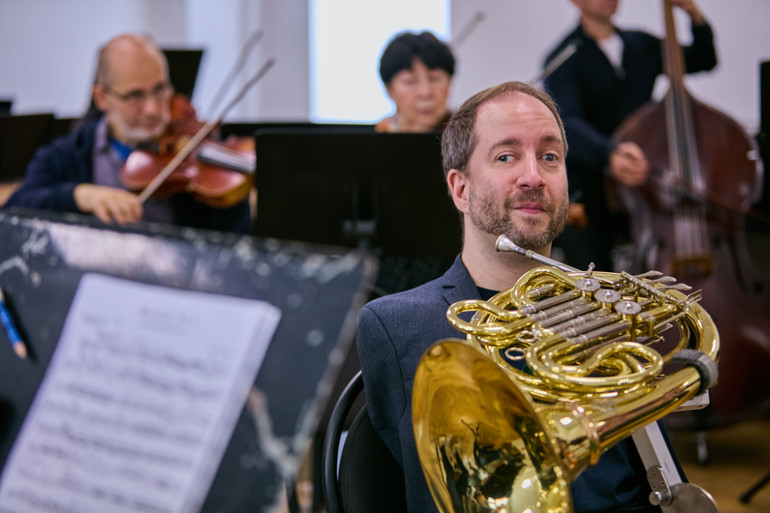 Фелікс Клізер зі своїм музичним інструментом на репетиції