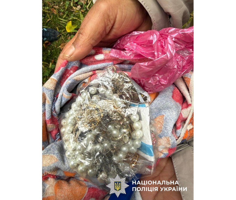 In Kyiv, a woman stole jewelry under the pretext of removing damage