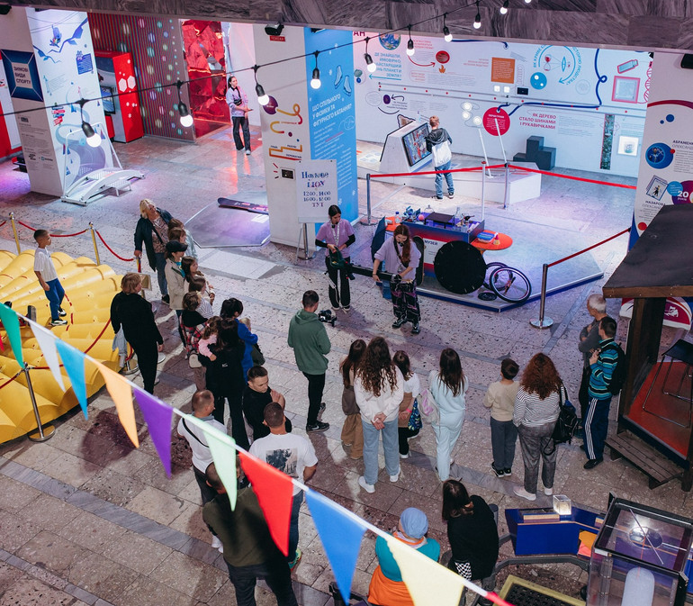 Найбільшим інтерактивним експонатом є скляна стеля, яка змінює колір