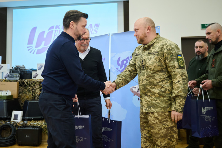Зліва - Олег Рудь, головний виконавчий директор авіакомпанії Українські вертольоти