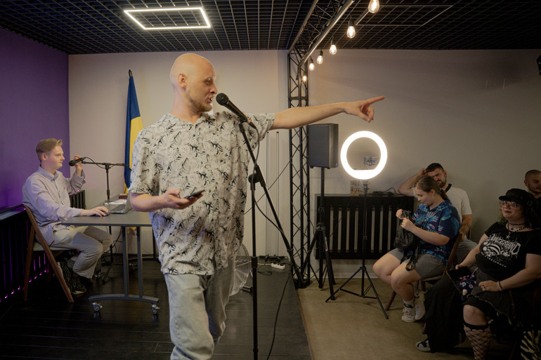 Артем Ельф запрошує на виступ першого учасника