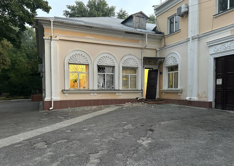 Вікна вибило по всьому периметру будівлі