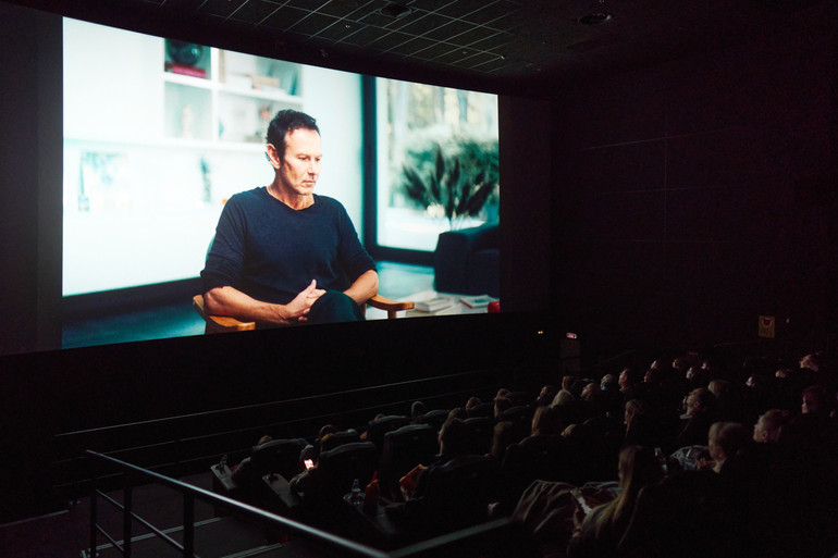 Кадри фільму супроводжуються інтерв'ю з усіма учасниками гурту ОЕ