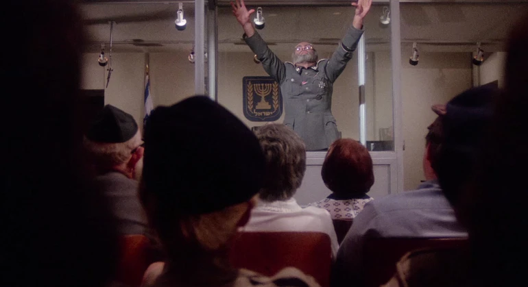 Кадр з фільму Людина у скляній будці (The Man in the Glass Booth, реж. Артур Гіллер, 1975)