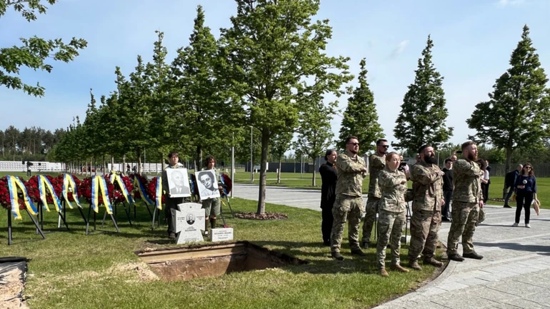 Церемонія відбулася відповідно до військового поховального ритуалу