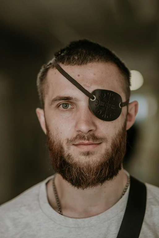 Його старший брат загинув у Донецькому аеропорту, коли В'ячеславу було 18. У 20 він пішов служити до Айдару