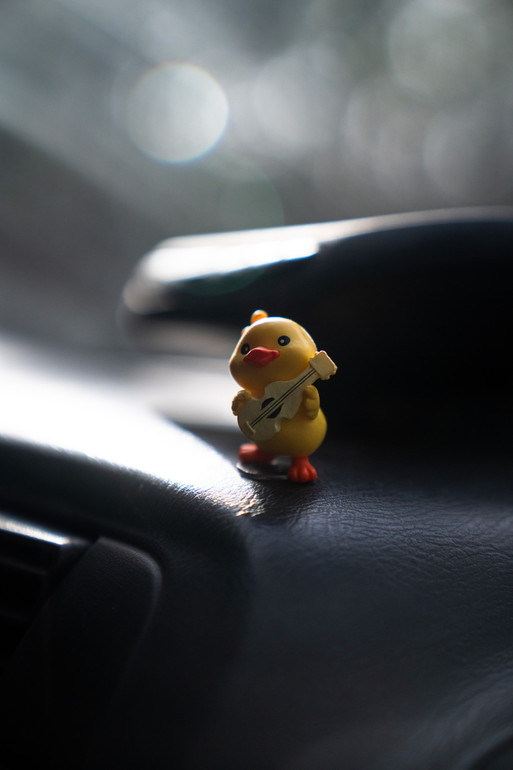 Такі фігурки допомагають додати хоч трішки позитиву у нелегкі робочі будні бойових медиків