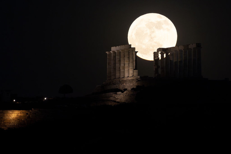 Місяць біля храму Посейдона.
