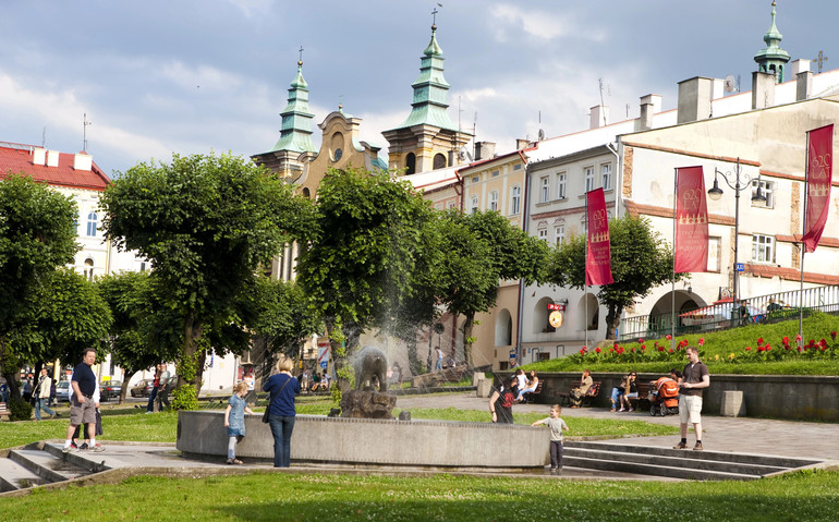 Місто розташоване за 14 кілометрів від українського кордону