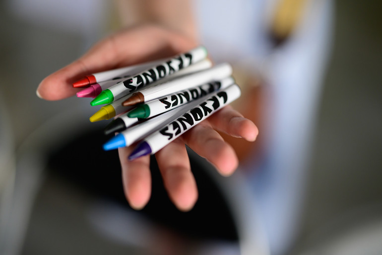 Crayons у перекладі з англійської – кольорові олівці, а cry ones – ті, що плачуть.
