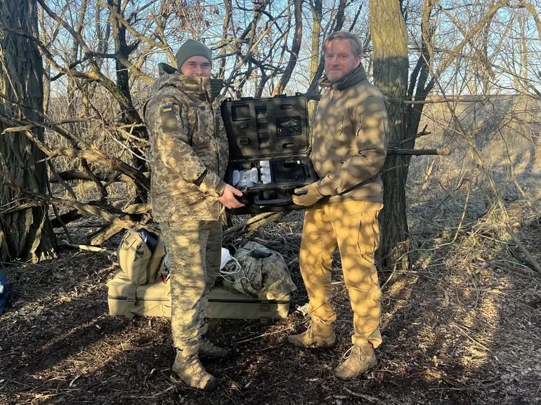 Щепан Твардох регулярно збирає допомогу для українських військових.