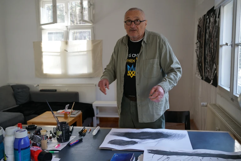 Володимир Будніков у майстерні