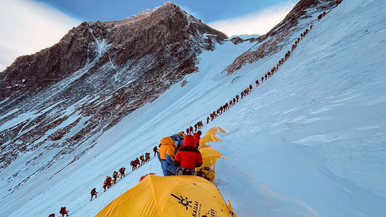 Альпіністи під час сходження на вершину Евересту.