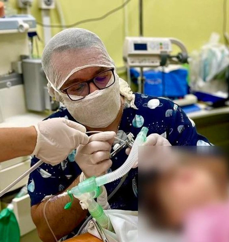 Лікарі видаляють гілки ялинки з дихальних шляхів