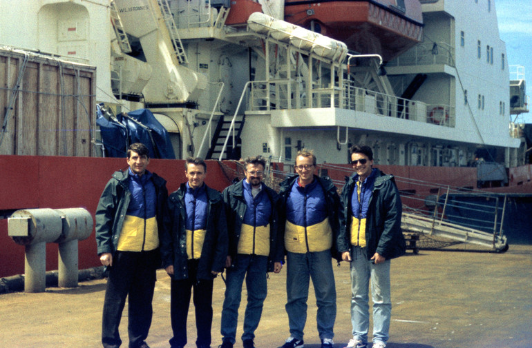 Перша група 1-ї Української антарктичної експедиції біля судна James Clark Ross, що через 20 років стане Ноосферою