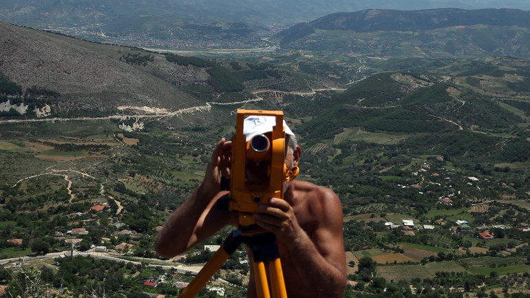 Кадр з фільму Never Армандо Лулая