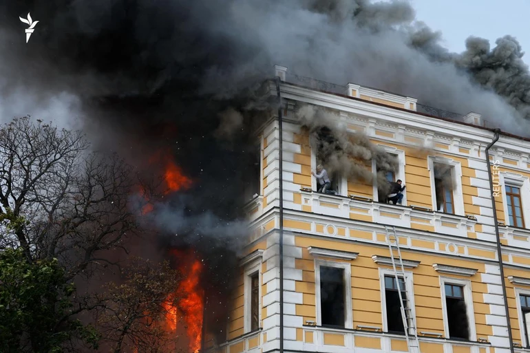 Люди вилазять з будівлі, по який влучив безпілотник