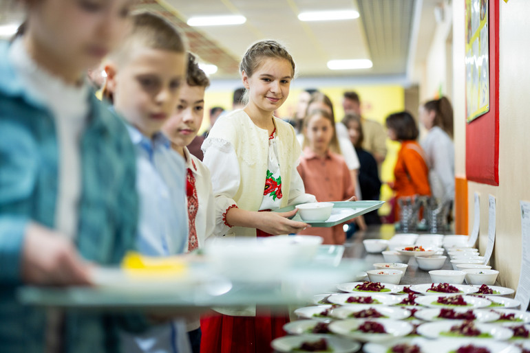 Учні київської школи на дегустації оновленого меню від Клопотенка