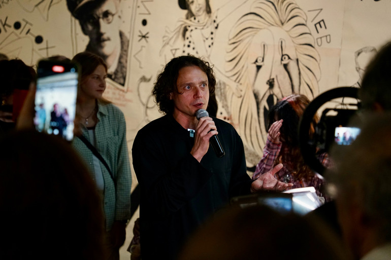 Микола Коломієць, засновник студії Aza Nizi Maza презентує панно