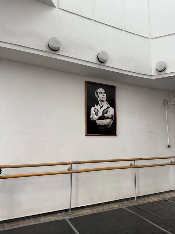 Балетна зала Харківського національного театру опери та балету, де висить портрет Теодора Константиновича Попеску.