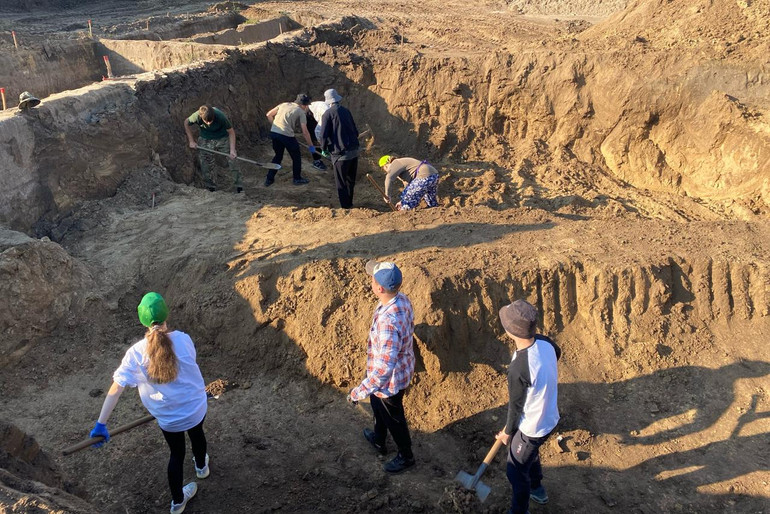 Розкоп – це не просто викопати яму. Його стінки мають бути рівні та зачищені, як і дно, з якого треба видалити зайвий ґрунт