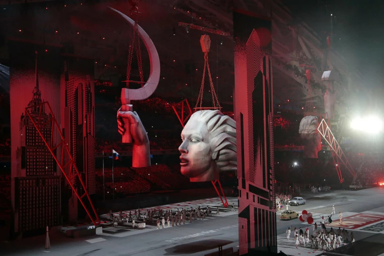 Артисти виступають на церемонії відкриття Олімпійський ігор у Сочі