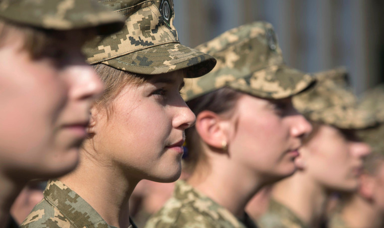 Жінки проходять навчання у військових вишах на рівні з чоловіками