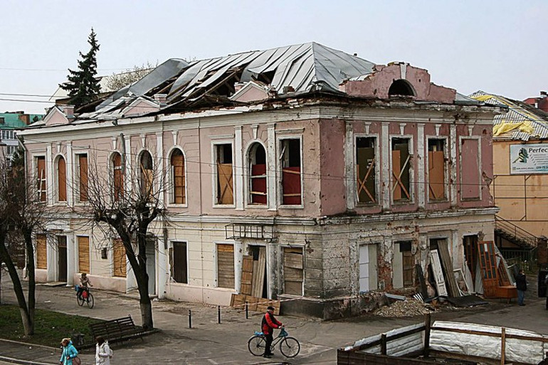 Зруйнований Охтирський міський краєзнавчий музей, розташований у маєтку початку XX століття.