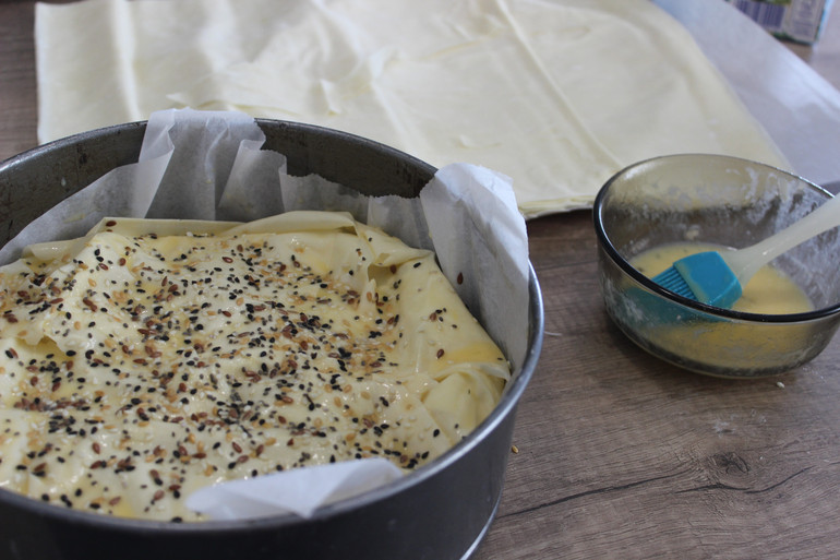 Доки готуєте, листи тіста краще тримати накритими вологим рушником, аби лишалися еластичними.