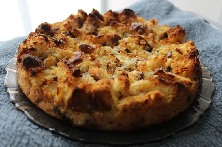 Найкраще смакує з морозивом і кавою. Можна також зробити шоколадну глазур і покрити нею пудинг.