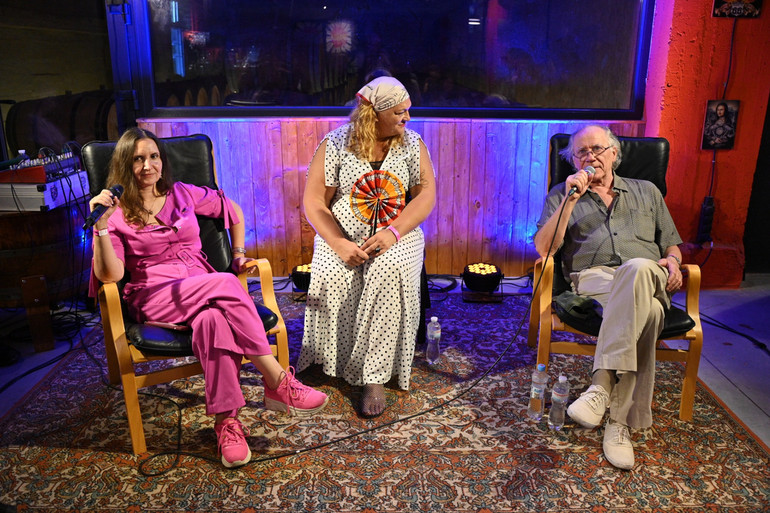 Плітки про себе на локації Правда