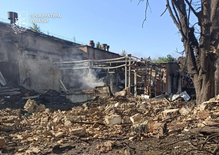 Руйнування після удару по костюмерному цеху Кіностудії Довженка