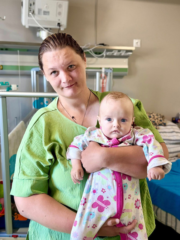 Коли дівчинці виповнилося пів року, лікарі почали готувати її до операції