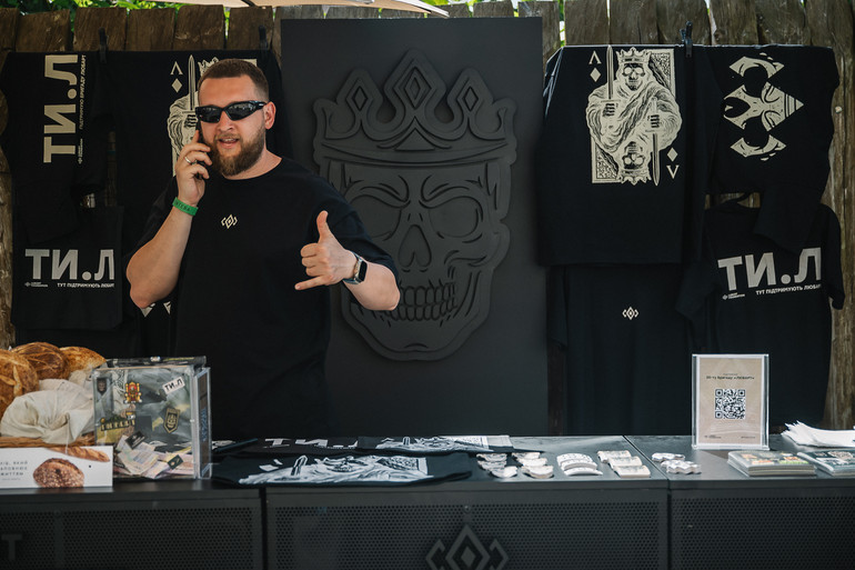 Серед сувенірних лавок є й ініціативи на підтримку війська.