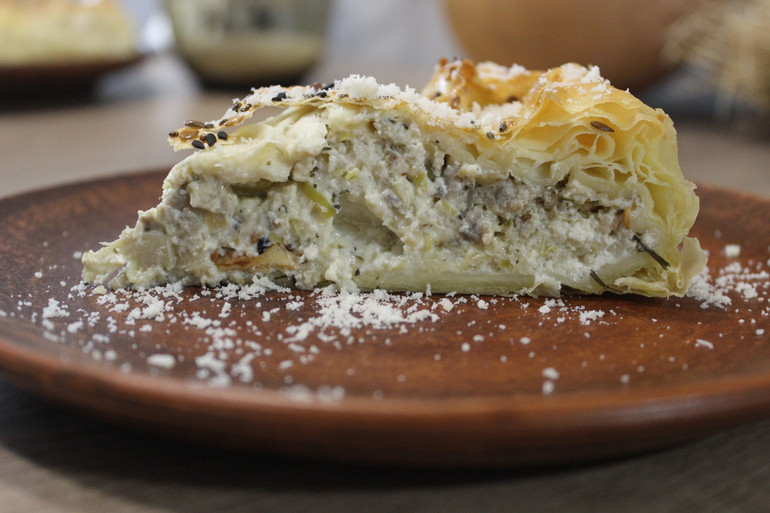 Начинка виходить вершкова, соковита і дуже ніжна. Цей пиріг дає простір фантазії: можна додати і кукурудзу, і пармезан, і броколі і багато іншого.