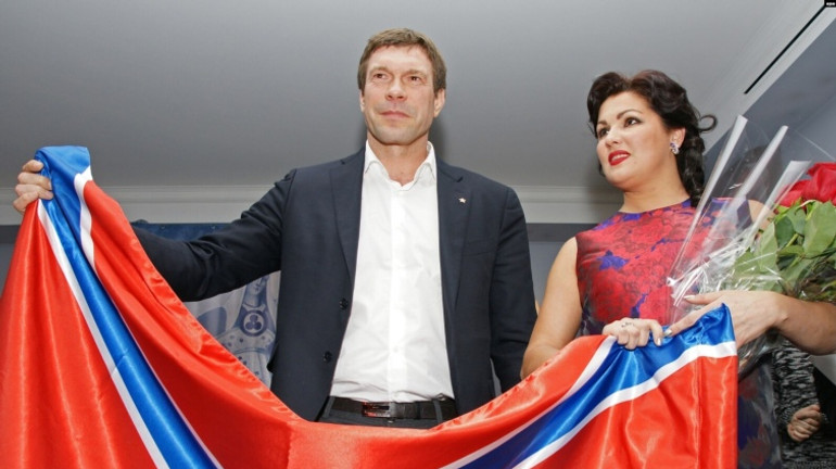 Олег Царьов та Анна Нетребко і прапор Новоросії