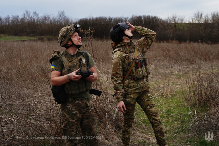 Українські військові керують безпілотниками