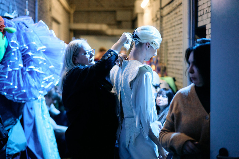 Залаштунки сцени-укриття, артисти готуються до виходу на сцену