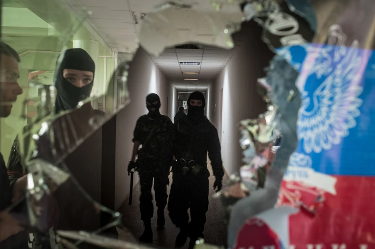 Бойовики «ДНР» ідуть коридором захопленої міськради Маріуполя.