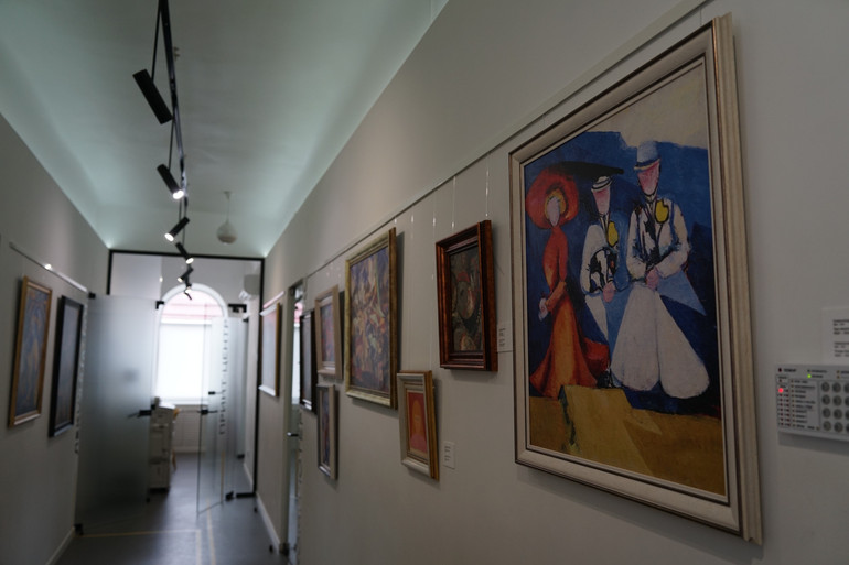 Стіни простору завішені репродукціями картин українських модерністів