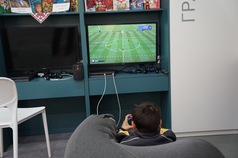 Богдан грає