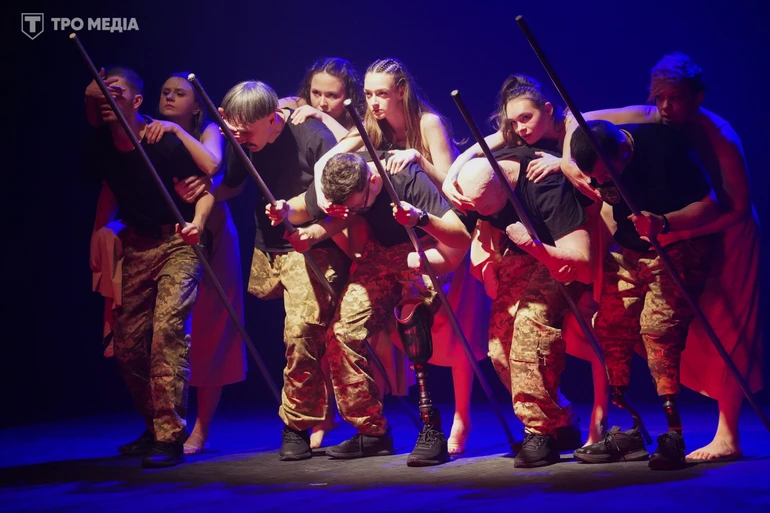 На сцені люди, яким ми неосяжно заборгували і які проходять свою реабілітацію через інструмент театру