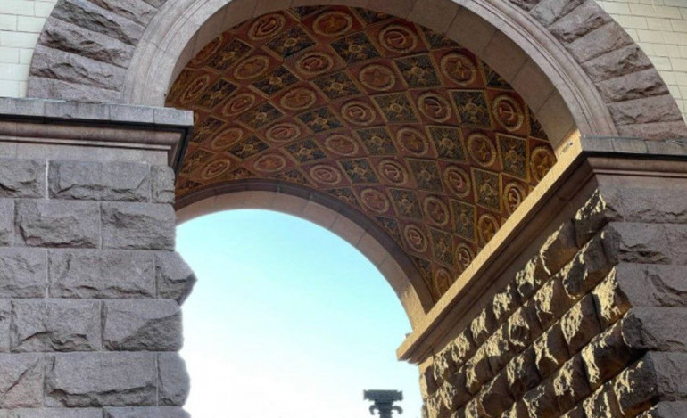 У двох арках Київради досі красуються серпи та молоти