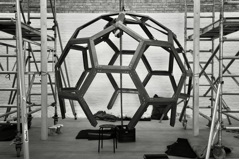 Три досконалі сфери… Ая Вейвея