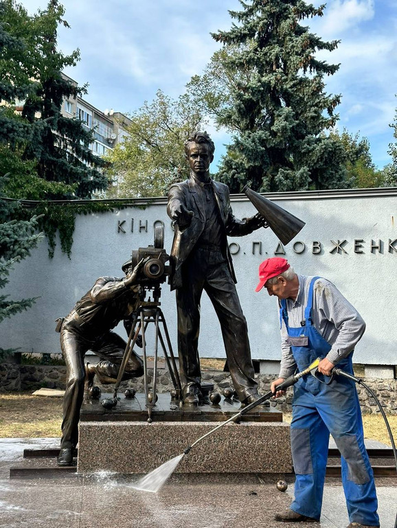 Пам'ятник Довженку біля кіностудії