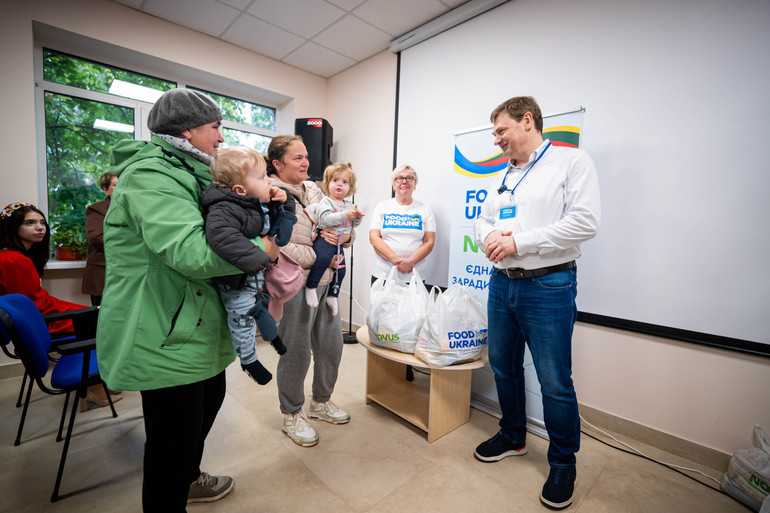 Роздача продуктів багатодітним родинам від Food for Ukraine