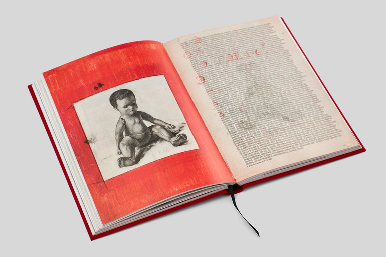 Абракадабра візуально інша, більш тепла та тактильна.