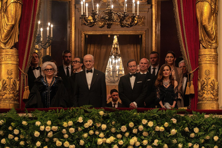 Антураж з антикваріатом і розкішшю італійського минулого, як у Лукіно Вісконті.