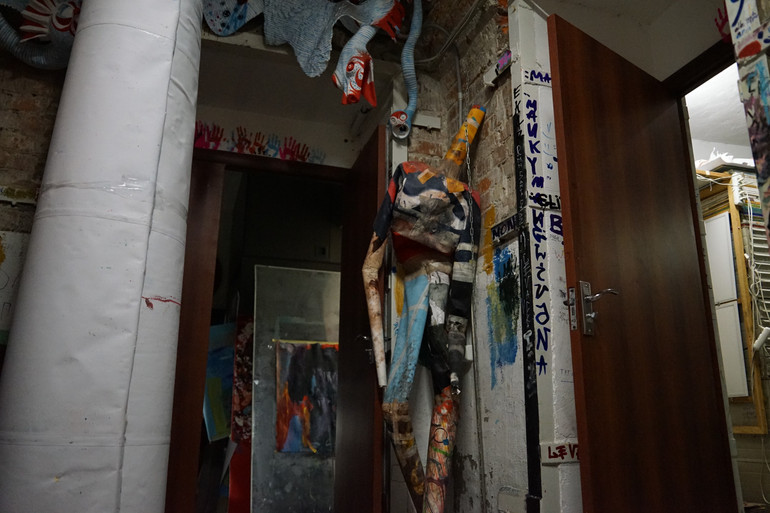 Ще одна скульптура у студії