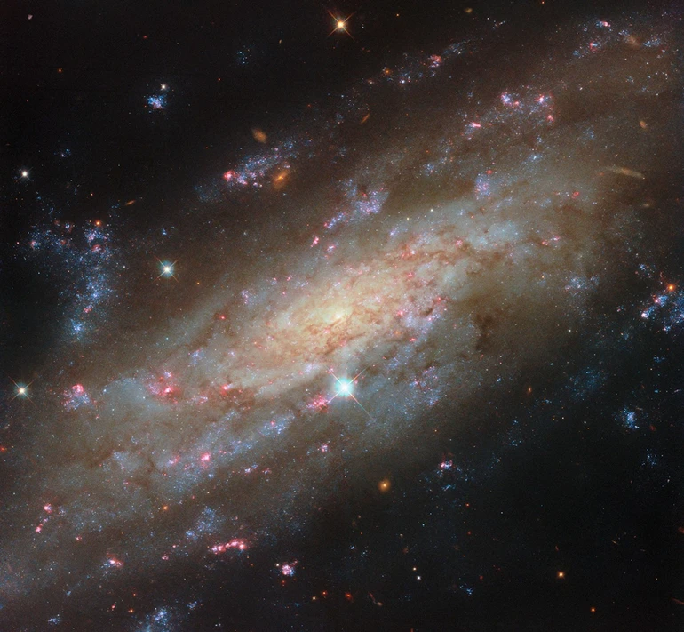 Вражаючий знімок Hubble: спіральна галактика з активними зонами народження зір